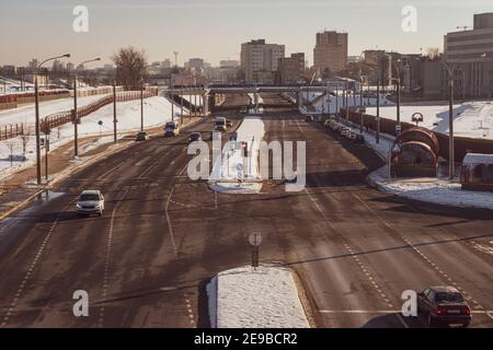 Minsk, Weißrussland - 01. Februar 2021: Autos hielten an der Kreuzung an einer roten Ampel und warten auf einen grünen Pfeil, um abzubiegen Stockfoto