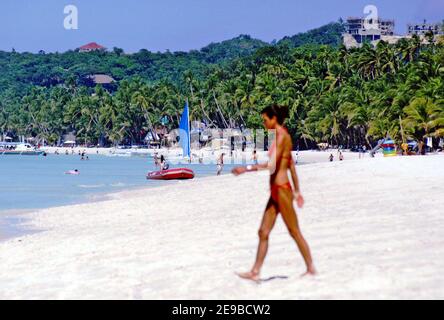 Die Insel Boracay in der philippinischen Provinz Aklan, die einst auf dem Backpacker-Markt beliebt war, wurde am 26. April 2018 wegen untragbarer Wachstumsprobleme für sechs Monate geschlossen. Die Verschlechterung der Umweltbedingungen, einschließlich Abwasserprobleme, allgegenwärtige Gebäudeverletzungen, Stranderosion und ein herabsetzendes Image, trugen zur Schließung bei. Die Zeit erlaubte ihnen, zu rehabilitieren und zu sanieren, was zu 400 Hotels und Restaurants führte, die wegen Verstoßes gegen lokale Umweltgesetze geschlossen werden sollten. Die Fotoserie wurde 2005 aufgenommen, dreizehn Jahre vor der vorgeschriebenen Schließung. Stockfoto