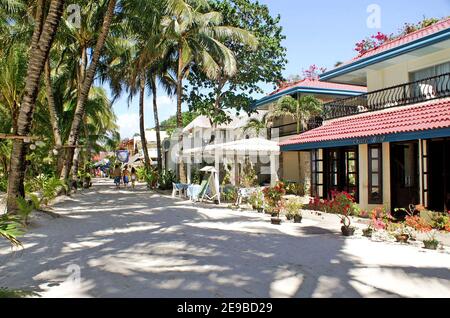 Die Insel Boracay in der philippinischen Provinz Aklan, die einst auf dem Backpacker-Markt beliebt war, wurde am 26. April 2018 wegen untragbarer Wachstumsprobleme für sechs Monate geschlossen. Die Verschlechterung der Umweltbedingungen, einschließlich Abwasserprobleme, allgegenwärtige Gebäudeverletzungen, Stranderosion und ein herabsetzendes Image, trugen zur Schließung bei. Die Zeit erlaubte ihnen, zu rehabilitieren und zu sanieren, was zu 400 Hotels und Restaurants führte, die wegen Verstoßes gegen lokale Umweltgesetze geschlossen werden sollten. Die Fotoserie wurde 2005 aufgenommen, dreizehn Jahre vor der vorgeschriebenen Schließung. Stockfoto