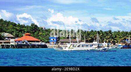 Cagban Port auf der Resortinsel Boracay, Philippinen im Jahr 2005. Der minimal entwickelte Hafen war damals der Hafen für Abflüge/Ankünfte aus dem Caticlan Hafen in Malay, Aklan, Philippinen. Der Transport zur Insel ist ein wichtiger Faktor für die Tragfähigkeit. Im Jahr 2017 gab die Insel über 2 Millionen Besucher an, die dazu beigetragen haben, dass die Regierung die Insel im Jahr 2018 zur Sanierung und Sanierung schloss. Übertourismus, laxe Regulierungsaufsicht, Abwasserprobleme, Umweltzerstörung und nicht nachhaltige Praktiken führten zur Schließung. Stockfoto