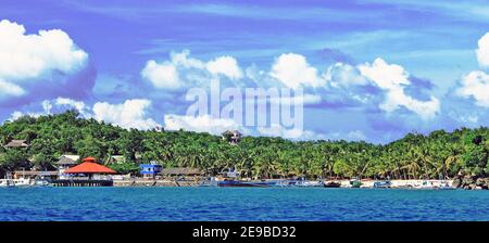 Cagban Port auf der Resortinsel Boracay, Philippinen im Jahr 2005. Der minimal entwickelte Hafen war damals der Hafen für Abflüge/Ankünfte aus dem Caticlan Hafen in Malay, Aklan, Philippinen. Der Transport zur Insel ist ein wichtiger Faktor für die Tragfähigkeit. Im Jahr 2017 gab die Insel über 2 Millionen Besucher an, die dazu beigetragen haben, dass die Regierung die Insel im Jahr 2018 zur Sanierung und Sanierung schloss. Übertourismus, laxe Regulierungsaufsicht, Abwasserprobleme, Umweltzerstörung und nicht nachhaltige Praktiken führten zur Schließung. Stockfoto