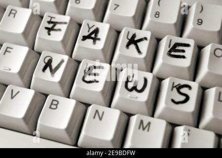 Detail einer Computertastatur mit gefälschter Nachricht Es mit Marker Stockfoto