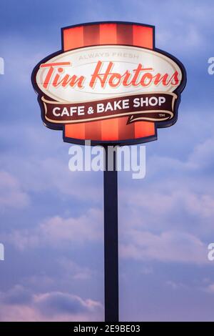 Athen, Usa. Februar 2021, 02nd. Tim Hortons Zeichen und Logo während des Sonnenuntergangs gesehen. Kredit: SOPA Images Limited/Alamy Live Nachrichten Stockfoto