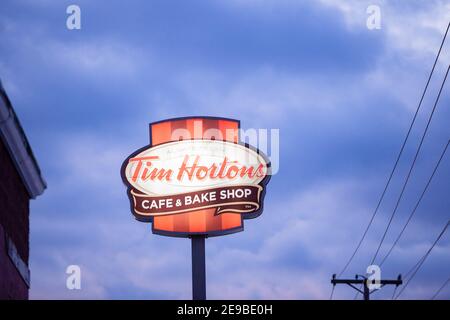 Athen, Usa. Februar 2021, 02nd. Tim Hortons Zeichen und Logo während des Sonnenuntergangs gesehen. Kredit: SOPA Images Limited/Alamy Live Nachrichten Stockfoto