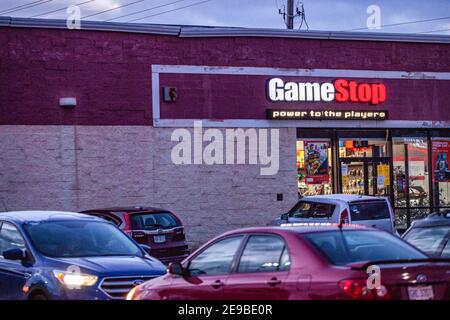 GameStop-Logo ist in einem ihrer Geschäfte in Athen gesehen. Unternehmen, die die East State Street in Athens, Ohio, einer Appalachischen Gemeinde in Southeaster Ohio, säumen, wurde dem Backstein- und Mörsereinzelhandelsunternehmen Gamestop besondere Aufmerksamkeit geschenkt, da seine Aktien an der Wall Street die erste kurze Pressung, die von Reddit-Nutzern in der Online-Gruppe WallStreetBets veranlasst wurde, erzwungen haben. Die massiven Investitionen in Gamestop durch alltägliche Menschen haben viele Börsennormen in Frage gestellt und das Kräfteverhältnis an der Wall Street, die im Allgemeinen von Hedgefonds-Gruppen dominiert wird, gestört. Stockfoto