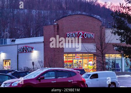 Athen, Usa. Februar 2021, 02nd. Rent-2-eigenes Logo ist in einem ihrer Geschäfte in Athen zu sehen. Kredit: SOPA Images Limited/Alamy Live Nachrichten Stockfoto