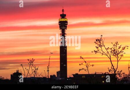 London, Großbritannien. Februar 2021, 03rd. Ein wunderschöner Sonnenuntergang über der Londoner Skyline mit Blick auf den BT Tower. Kredit: SOPA Images Limited/Alamy Live Nachrichten Stockfoto