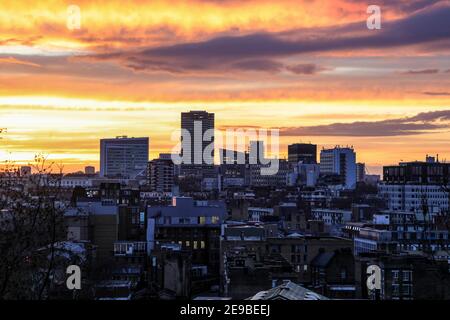 London, Großbritannien. Februar 2021, 03rd. Ein wunderschöner Sonnenuntergang über dem London Skylin. Kredit: SOPA Images Limited/Alamy Live Nachrichten Stockfoto