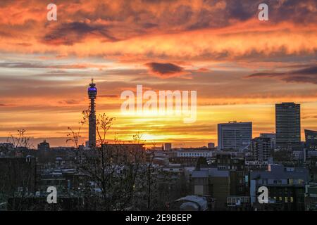 London, Großbritannien. Februar 2021, 03rd. Ein wunderschöner Sonnenuntergang über der Londoner Skyline mit Blick auf den BT Tower. Kredit: SOPA Images Limited/Alamy Live Nachrichten Stockfoto