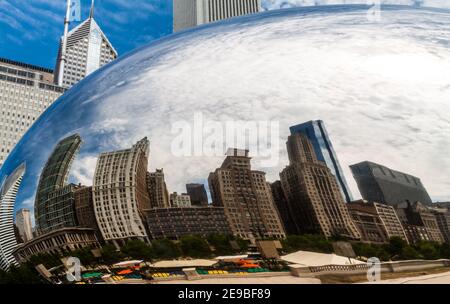 Reflection of People and the Chicago Skyline at the Cloud Gate Sculpture aka The Bean, Millennium Park, Chicago, Illinois, USA Stockfoto