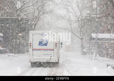 New York City, NY USA EIN US-Postauto im Schnee in New York City Stockfoto