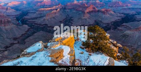 Schneebedeckter Pima Point und die Colorado River Gorge unten, Grand Canyon National Park, Arizona, USA Stockfoto