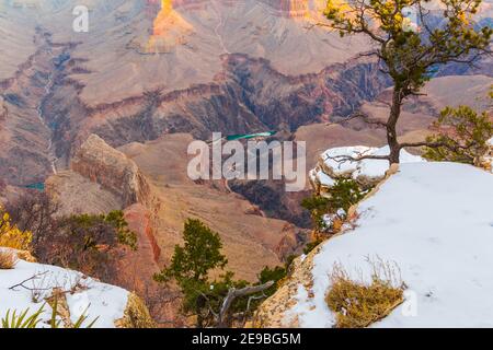 Schneebedeckter Pima Point und die Colorado River Gorge unten, Grand Canyon National Park, Arizona, USA Stockfoto