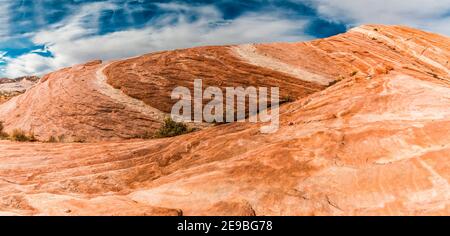 Der gestreifte Sandstein Slick Rock on Fire Wave, Valley of Fire State Park, Nevada, USA Stockfoto