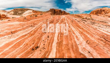 Der gestreifte Sandstein von Fire Wave und Gibralter Rock, Valley of Fire State Park, Nevada, USA Stockfoto