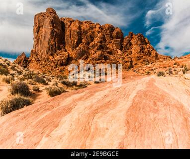 Der gestreifte Sandstein von Fire Wave und Gibralter Rock, Valley of Fire State Park, Nevada, USA Stockfoto