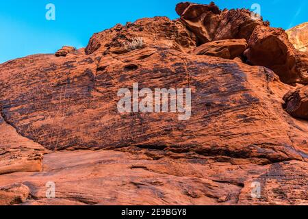 Indianische Petroglyphen hoch oben an den Wänden des Petroglyph Canyon, Valley of Fire State Park, Nevada, USA Stockfoto