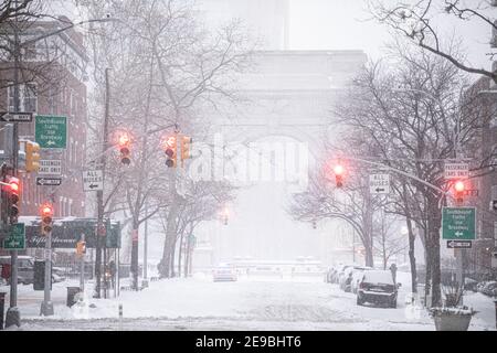 Washington Square Arch im Schnee im Washington Square Park Stockfoto