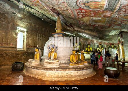 A Stupa Inside Cave Two (Maharaja Viharaya) an den Dambulla Cave Temples in Zentral-Sri Lanka. Die buddhistischen Tempel stammen aus dem 1st. Jahrhundert v. Chr.. Stockfoto