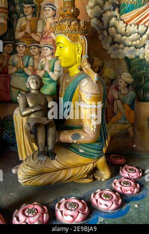 Eine Statue des Baby Lord Buddha, der von seiner Mutter in einer Ausstellung im Image House in Wewurukannala Vihara in Dickwella, Sri Lanka, geplagt wird. Stockfoto