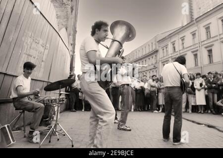 Brandstifter Jazz-Band zieht große Massen von Touristen an. Arbat Street, 80s-90s, Moskau, Hauptstadt; Russland, Stockfoto