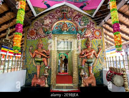 Der farbenfrohe Eingang zum Hindu-Schrein im Kataragama-Tempel (devale) in Kandy in Sri Lanka. Stockfoto