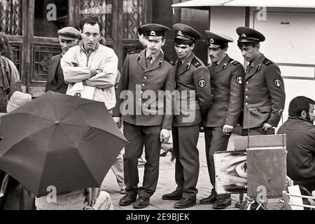 Junge Soldaten betrachten das Porträt mit Neugier.Arbat Street, 80s-90s, Moskau, Hauptstadt; Russland, Stockfoto