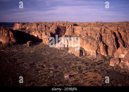 Luftbild über die steilen, schroffen Sandsteinklippen im Purnululu-Nationalpark in der Ost-Kimberley-Region von Westaustralien. Stockfoto