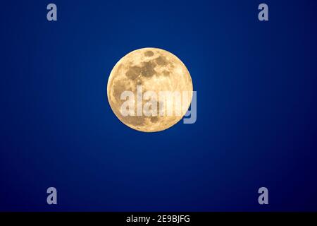 Eine schöne glühende Aufnahme eines Mondes während des Monats Von May Super Moon Stockfoto