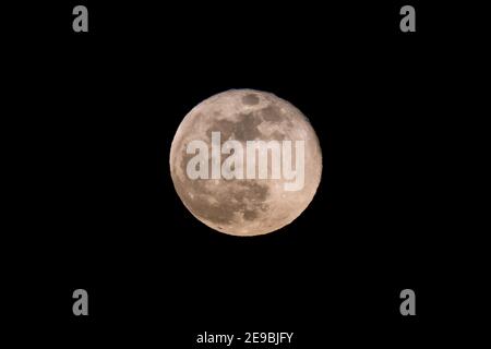 Eine schöne glühende Aufnahme eines Mondes während des Monats Von May Super Moon Stockfoto