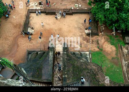 Ein Blick auf die steinernen Löwenpfoten auf der Löwenplattform auf der Sigiriya Rock Fortress in Zentral-Sri Lanka. Stockfoto