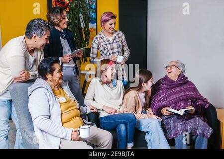 Lateinische Familie drei Generationen von mexikanischen Frauen sitzen auf dem Sofa In Mexiko-Stadt Stockfoto