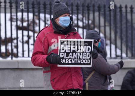 Boston, Massachusetts, USA. Januar 2021, 29th. Eine kleine Anti-Abtreibungsgruppe ist auf der Stufe zum Vordereingang des Statehouse auf dem Beacon Hill erschienen. Quelle: Kenneth Martin/ZUMA Wire/Alamy Live News Stockfoto