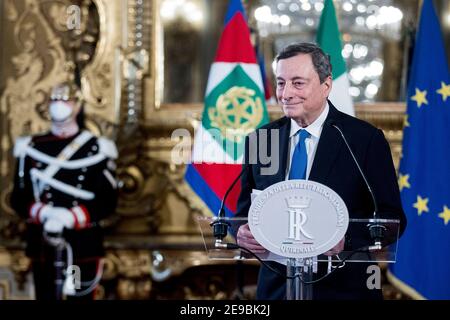 (210204) -- PEKING, 4. Februar 2021 (Xinhua) -- der ehemalige Chef der Europäischen Zentralbank (EZB) Mario Draghi spricht im Palazzo del Quirinale vor der Presse nach einem Treffen mit dem italienischen Präsidenten Sergio Mattarella in Rom, Italien, 3. Februar 2021. Draghi wurde ernannt, um Italiens neue Regierung zu bilden, sagte das Büro von Präsident Sergio Mattarella am Mittwoch. (Pool über Xinhua) Stockfoto