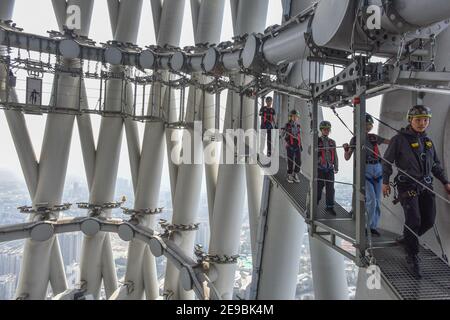 Peking, Chinas Provinz Guangdong. Februar 2021, 3rd. Touristen versuchen, Höhenunterhaltung auf dem Canton Tower in Guangzhou, Hauptstadt der südchinesischen Provinz Guangdong, 3. Februar 2021. Das Höhenunterhaltungsprojekt am Canton Tower lockte viele Touristen für selbstherausfordernde und Stadtbesichtigungen an. Quelle: Liu Dawei/Xinhua/Alamy Live News Stockfoto