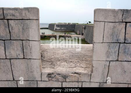 Ein Abschnitt des alten holländischen Fort suchen Seawards in Richtung Jaffna Lagune bei Jaffna in der nördlichen Region von Sri Lanka. Es wurde im Jahre 1680 n. Chr. gebaut. Stockfoto