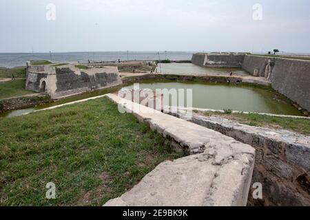 Ein Abschnitt des alten holländischen Fort suchen Seawards in Richtung Jaffna Lagune bei Jaffna in der nördlichen Region von Sri Lanka. Es wurde im Jahre 1680 n. Chr. gebaut. Stockfoto