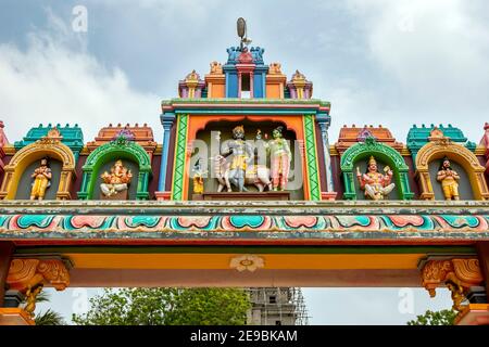 Ein Abschnitt des Eingangsbogens am Hindu Naguleswaram Tempel in Keerimalai in der Jaffna Region von Nord-Sri Lanka. Stockfoto