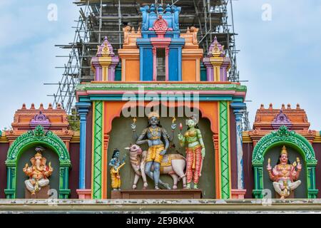 Ein Abschnitt des Eingangsbogens am Hindu Naguleswaram Tempel in Keerimalai in der Jaffna Region von Nord-Sri Lanka. Stockfoto