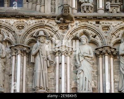 Nidaros Kathedrale, (Nidarosdomen) Trondheim Norwegen. Detail Steinschnitzereien, Gebäude außen. Erbaut über der Grabstätte von König Olav II., Schutzpatron Stockfoto