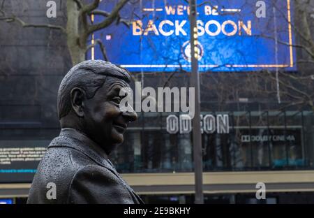 London, Großbritannien. Februar 2021, 3rd. Das Foto vom 3. Februar 2021 zeigt die Statue von Mr. Bean vor dem ODEON-Kino in London, Großbritannien. Die erstmals in Großbritannien entdeckte Coronavirus-Variante wurde einer Mutation unterzogen, die dem Virus helfen könnte, dem Immunsystem auszuweichen, berichteten lokale Medien. Quelle: Han Yan/Xinhua/Alamy Live News Stockfoto
