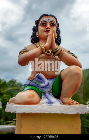 Eine Statue eines hinduistischen Jungen, der im Koneswaram Kovil (Tempel) in Trincomalee an der Küste Sri Lankas betet. Stockfoto