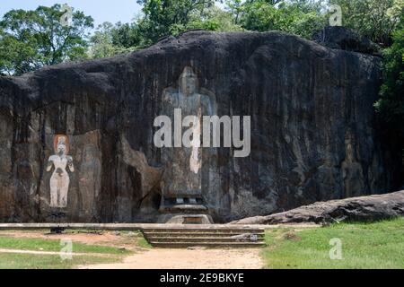 Die 15 Meter hohe, aus Stein geschnitzte Buddha-Statue steht im Zentrum von Buduruwagala, in der Nähe von Wellawaya in Zentral-Sri Lanka. Stockfoto