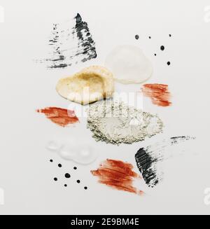 Texturen aus Kosmetik und Pulver, Körperpeeling, Abstriche auf weißem Hintergrund Stockfoto