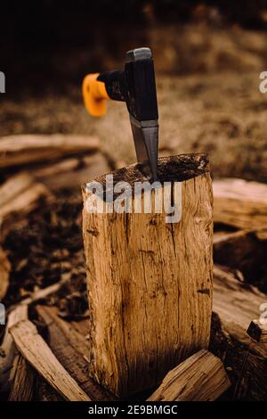 Beil im Log des Feuerholzes festgeklebt Stockfoto