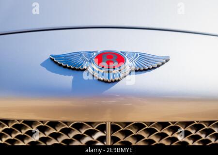 Detail des glänzenden 'Bentley Red Label'-Logos auf der Vorderseite Das Auto über Kühlergrill Stockfoto