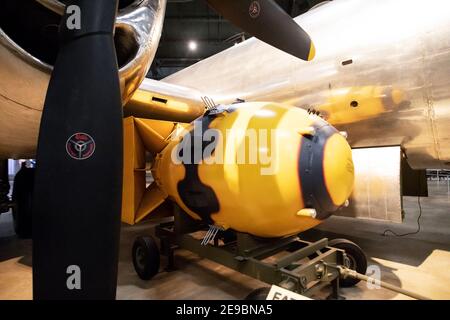 Eine Nachbildung der Fat man Atombombe (Fission), die auf Nagasaki, Japan, abgeworfen wurde, ist im National Museum der US Air Force in Dayton, Ohio, USA ausgestellt. Stockfoto