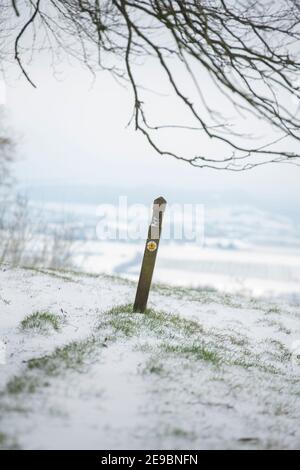 Cotswold Way Wegweiser im januar Schnee. Lower Coscombe, Cotswolds, Gloucestershire, England Stockfoto