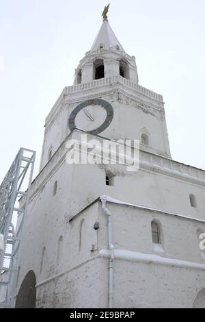 Blick auf den Spasskaya-Turm des Kasaner Kremls im Winter Stockfoto