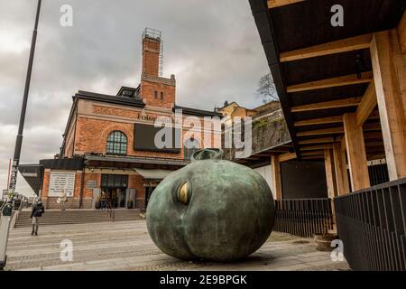 Stockholm, Schweden - 16. Januar 2020: Zeitgenössische Skulptur vor dem Museum für Fotografie in Stockholm Stockfoto